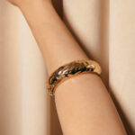 Βραχιόλι με αφηρημένο ανάγλυφο μοτίβο χρυσό