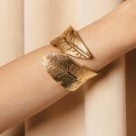 Βραχιόλι σε σχήμα φύλλου με ανάγλυφη υφή χρυσό