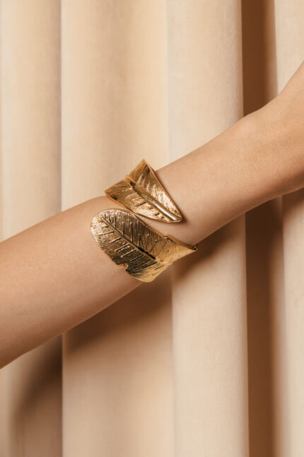 Βραχιόλι σε σχήμα φύλλου με ανάγλυφη υφή χρυσό