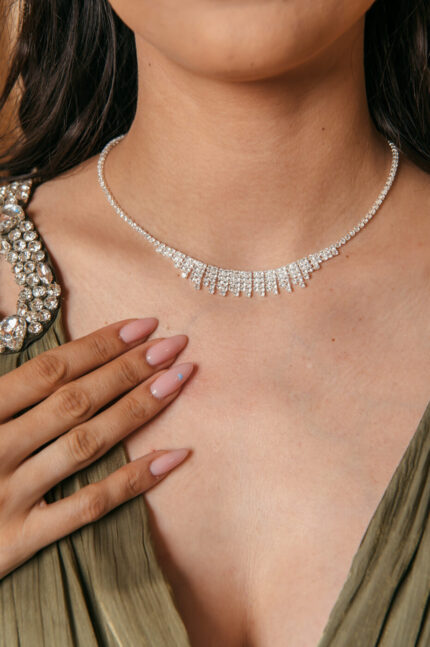 Σετ κολιέ - σκουλαρίκια με κρεμαστά στρας ασημί