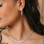 Σετ κολιέ - σκουλαρίκια με κρεμαστά στρας ασημί