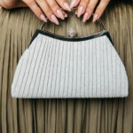 Tσάντα πλισέ με γκλιτερ ασημί