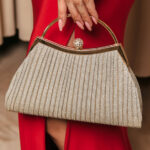 Tσάντα πλισέ με γκλιτερ χρυσή