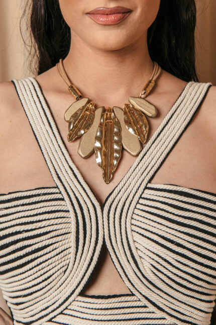 Κολιέ με ανάγλυφα σχέδια φύλλου και μοτίβα σε υφή πέτρας χρυσό