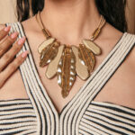 Κολιέ με ανάγλυφα σχέδια φύλλου και μοτίβα σε υφή πέτρας χρυσό