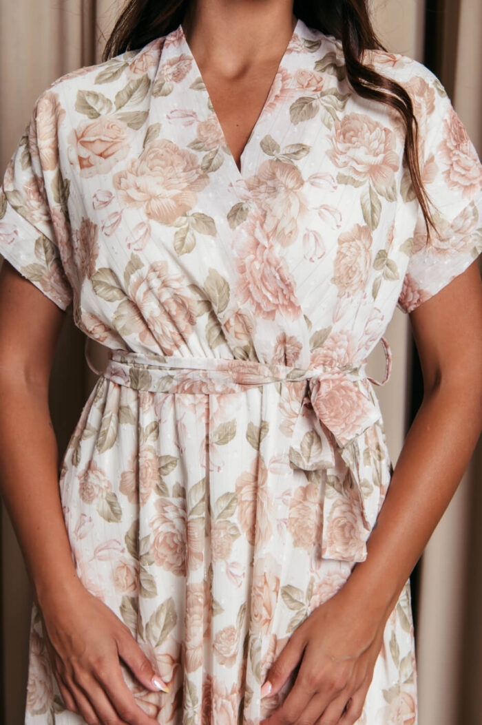 Φόρεμα maxi με ροζ floral print και ανάγλυφες λεπτομέρειες λευκό
