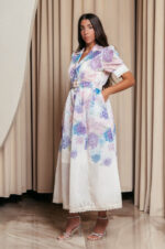 Φόρεμα maxi με floral print τρουκς και δαντελένιες λεπτομέρειες εκρού