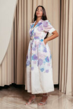 Φόρεμα maxi με floral print τρουκς και δαντελένιες λεπτομέρειες εκρού