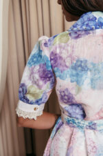 Φόρεμα maxi με floral print τρουκς και δαντελένιες λεπτομέρειες εκρού