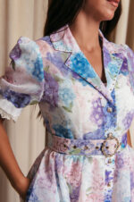 Φόρεμα maxi με floral print τρουκς και δαντελένιες λεπτομέρειες εκρού