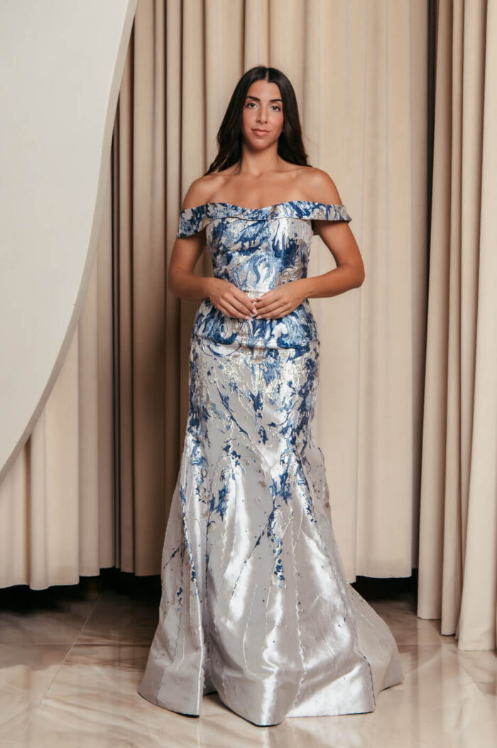 Φόρεμα maxi μπροκάρ off shoulder με ανάγλυφο μπλε σχέδιο ασημί