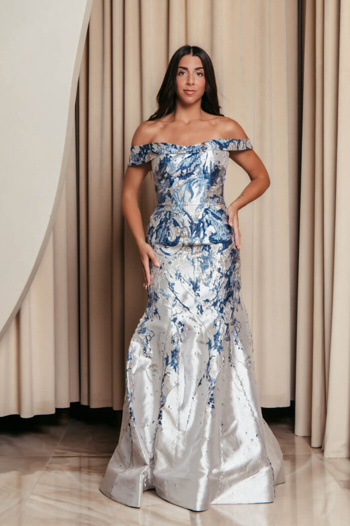 Φόρεμα maxi μπροκάρ off shoulder με ανάγλυφο μπλε σχέδιο ασημί