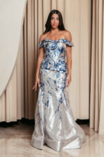 Φόρεμα maxi μπροκάρ off shoulder με ανάγλυφο μπλε σχέδιο ασημί