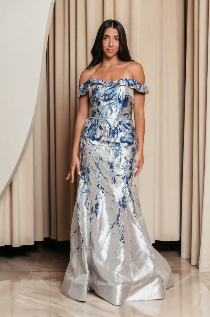 Φόρεμα maxi μπροκάρ off shoulder με ανάγλυφο μπλε σχέδιο ασημί