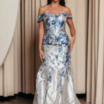 Φόρεμα maxi μπροκάρ off shoulder με ανάγλυφο μπλε σχέδιο ασημί