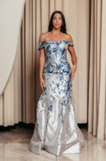 Φόρεμα maxi μπροκάρ off shoulder με ανάγλυφο μπλε σχέδιο ασημί
