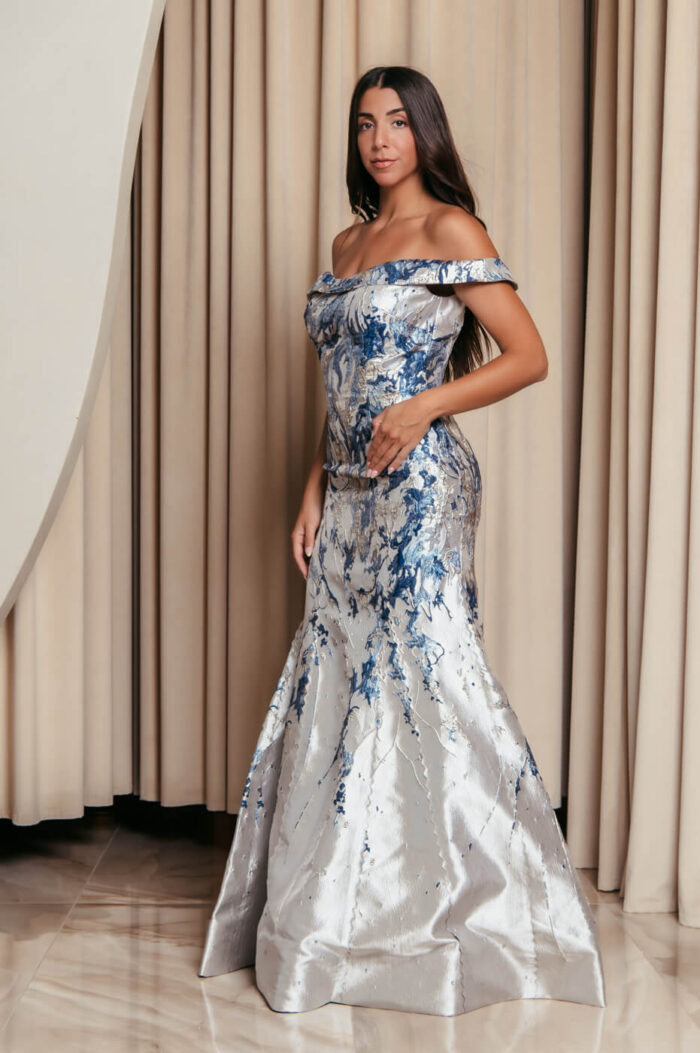 Φόρεμα maxi μπροκάρ off shoulder με ανάγλυφο μπλε σχέδιο ασημί