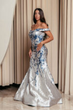 Φόρεμα maxi μπροκάρ off shoulder με ανάγλυφο μπλε σχέδιο ασημί