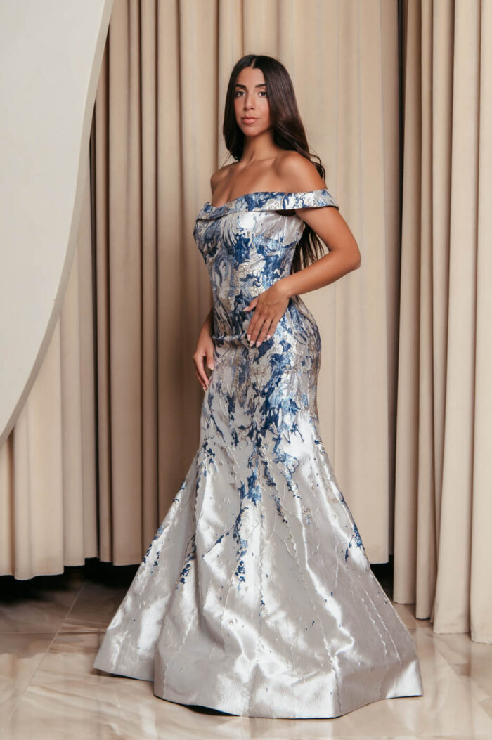 Φόρεμα maxi μπροκάρ off shoulder με ανάγλυφο μπλε σχέδιο ασημί