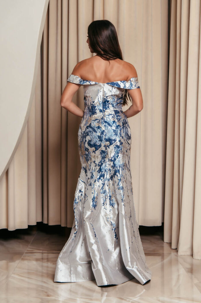 Φόρεμα maxi μπροκάρ off shoulder με ανάγλυφο μπλε σχέδιο ασημί