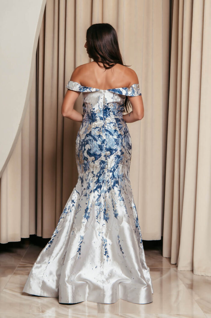 Φόρεμα maxi μπροκάρ off shoulder με ανάγλυφο μπλε σχέδιο ασημί