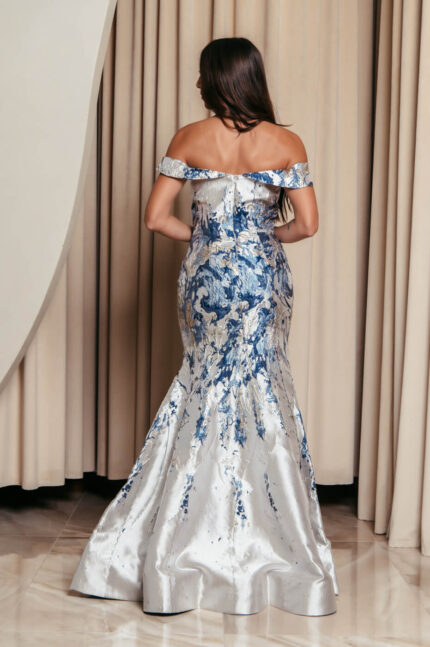 Φόρεμα maxi μπροκάρ off shoulder με ανάγλυφο μπλε σχέδιο ασημί