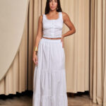 Σετ crop top με κεντημένες λεπτομέρειες - φούστα με επίπεδα λευκό