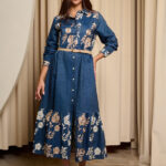 Φόρεμα maxi τζιν με κεντημένες χρυσές λεπτομέρειες σκούρο μπλε