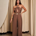 Ολόσωμη φόρμα φαρδιά με ανοιχτή πλάτη και χρυσή λεπτομέρεια καφέ