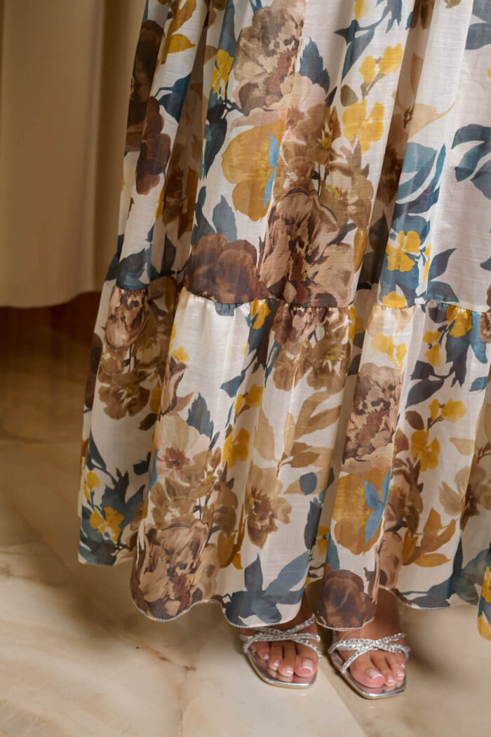 Φόρεμα maxi με επίπεδα και καφέ - μπλε floral print λευκό