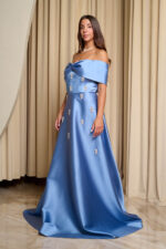 Φόρεμα maxi off shoulder με διακοσμητικές πέτρες dusty blue - Image 3
