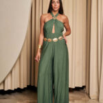 Ολόσωμη φόρμα φαρδιά με ανοιχτή πλάτη και χρυσή λεπτομέρεια λαδί