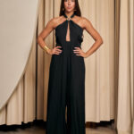 Ολόσωμη φόρμα φαρδιά με ανοιχτή πλάτη και χρυσή λεπτομέρεια μαύρο