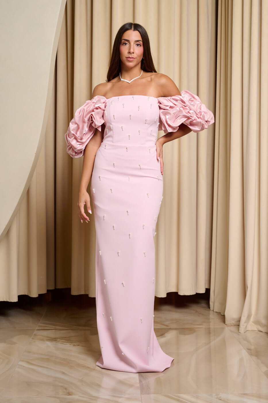 Φόρεμα maxi off shoulder με διακοσμητικές πέρλες baby pink