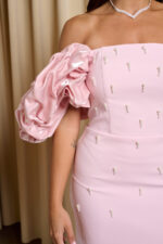 Φόρεμα maxi off shoulder με διακοσμητικές πέρλες baby pink