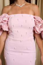 Φόρεμα maxi off shoulder με διακοσμητικές πέρλες baby pink