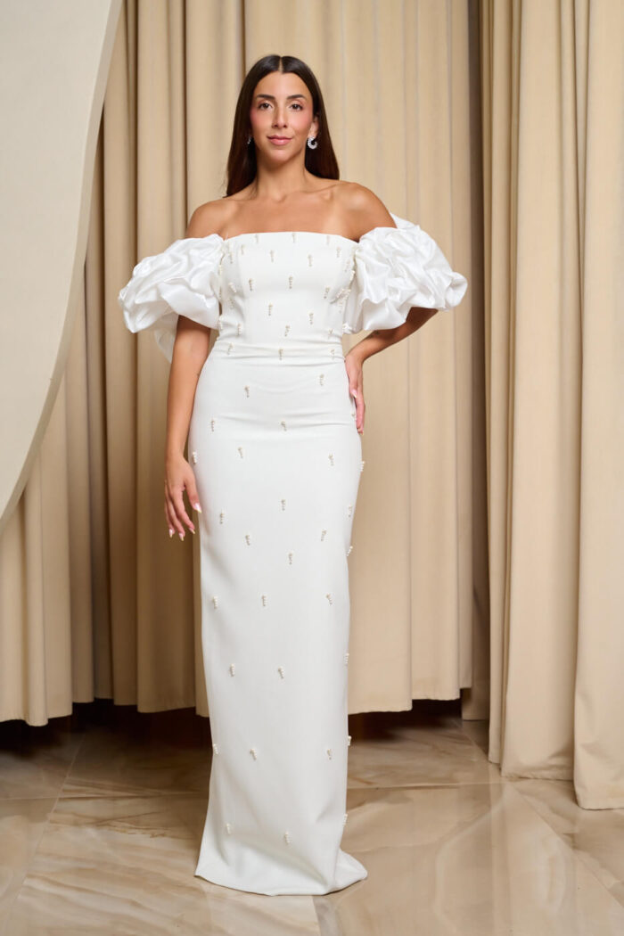 Φόρεμα maxi off shoulder με διακοσμητικές πέρλες λευκό