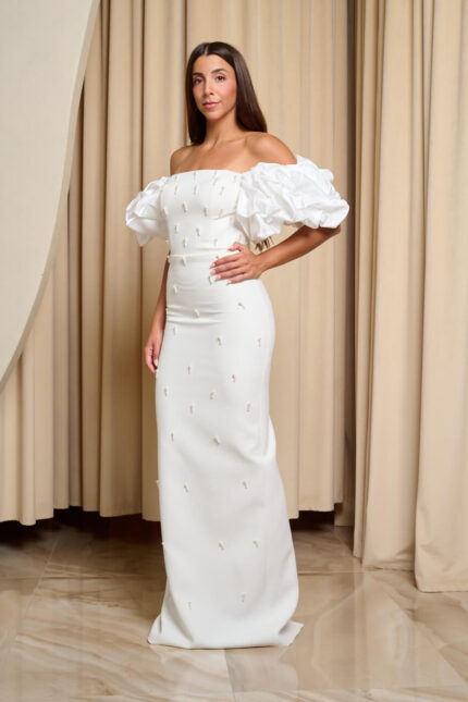 Φόρεμα maxi off shoulder με διακοσμητικές πέρλες λευκό