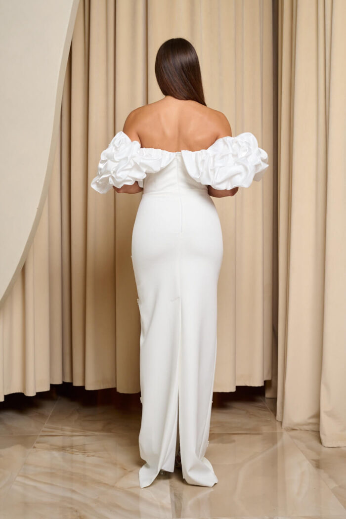 Φόρεμα maxi off shoulder με διακοσμητικές πέρλες λευκό