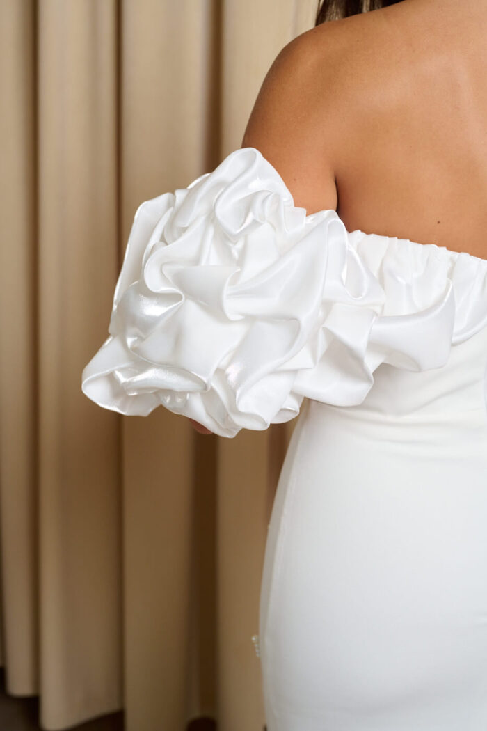 Φόρεμα maxi off shoulder με διακοσμητικές πέρλες λευκό
