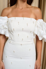 Φόρεμα maxi off shoulder με διακοσμητικές πέρλες λευκό