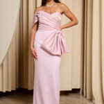 Φόρεμα maxi one shoulder με σατέν πιέτες και φιόγκο baby pink