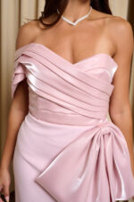 Φόρεμα maxi one shoulder με σατέν πιέτες και φιόγκο baby pink - Image 11
