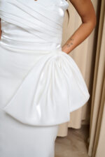 Φόρεμα maxi one shoulder με σατέν πιέτες και φιόγκο λευκό