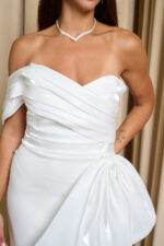 Φόρεμα maxi one shoulder με σατέν πιέτες και φιόγκο λευκό