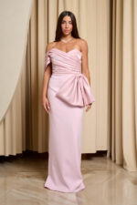 Φόρεμα maxi one shoulder με σατέν πιέτες και φιόγκο baby pink - Image 4