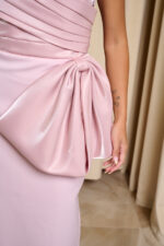 Φόρεμα maxi one shoulder με σατέν πιέτες και φιόγκο baby pink