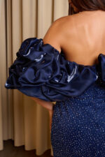 Φόρεμα maxi off shoulder με στρας και balloon μανίκια midnight blue - Image 7