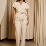 Ολόσωμη φόρμα με κρουαζέ ντεκολτέ μπεζ