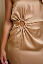 Φόρεμα midi σατέν one shoulder με κυκλική λεπτομέρεια από κρίκο μπεζ